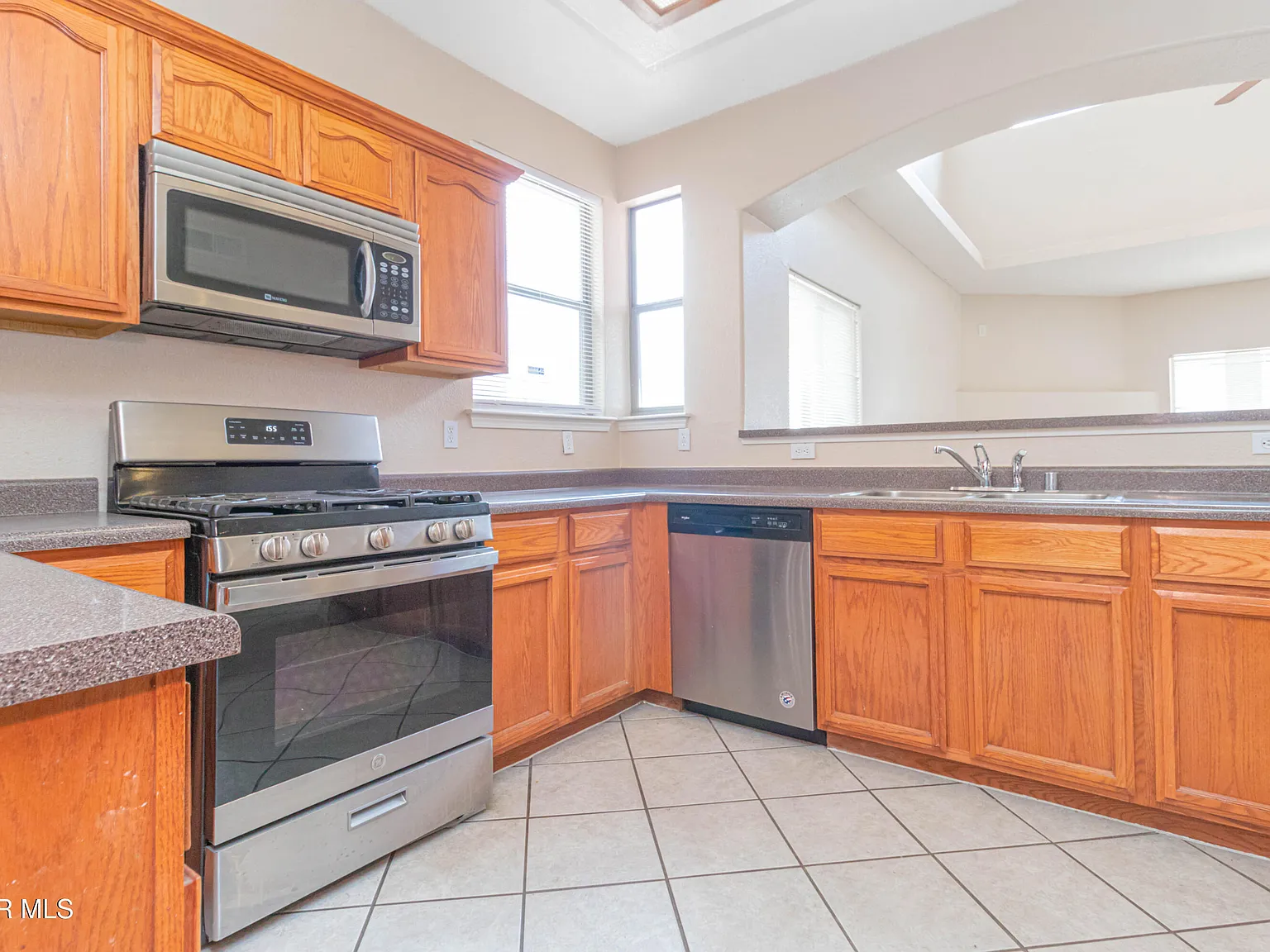 4 bed, 2.5 bath, 2558 sqft, $1,950 — Photo 4