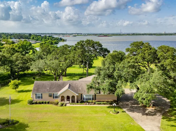 111 S 8th St, Highlands, TX 77562