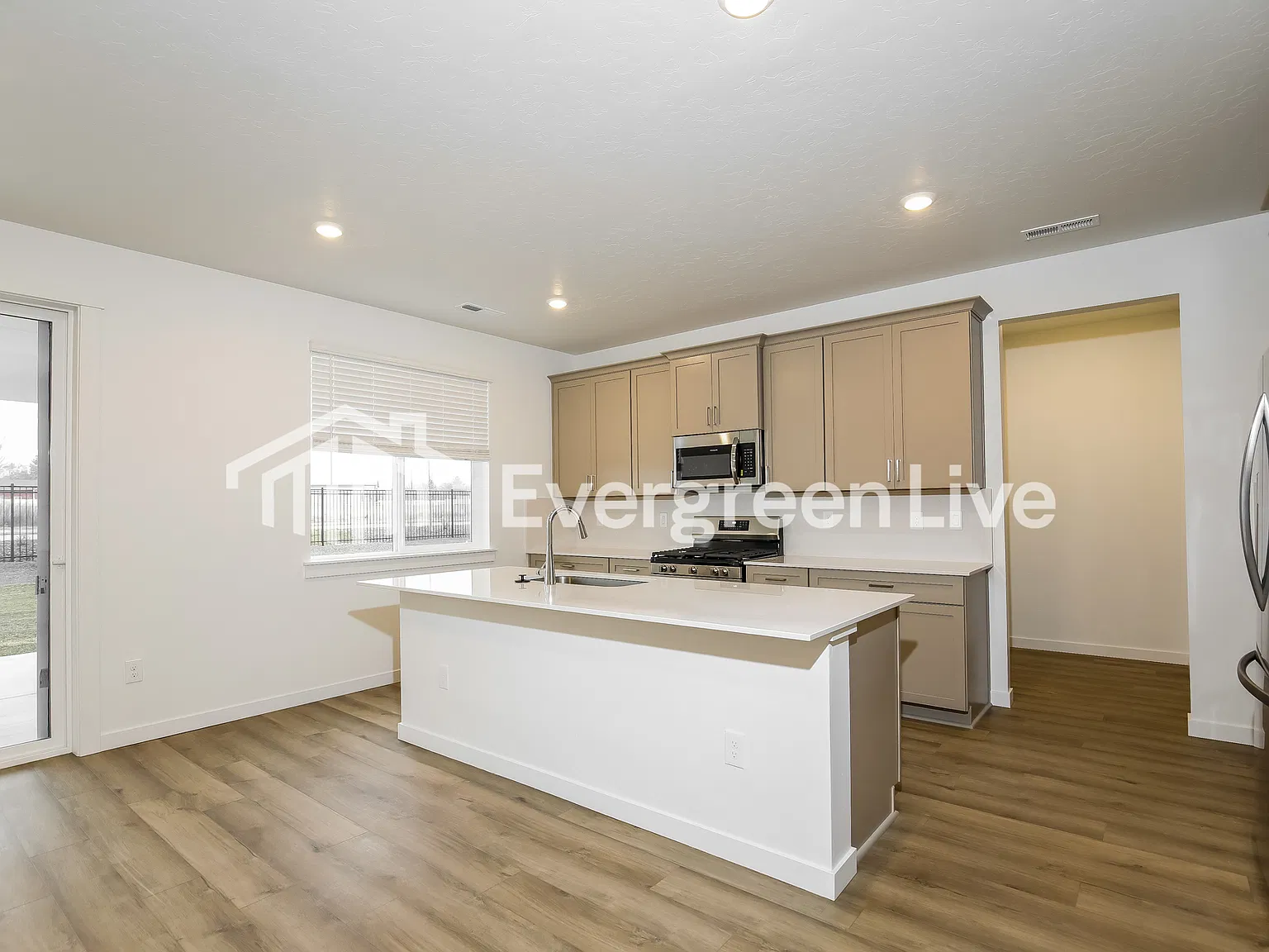 4 bed, 2.5 bath, 2810 sqft, $2,645 — Photo 4