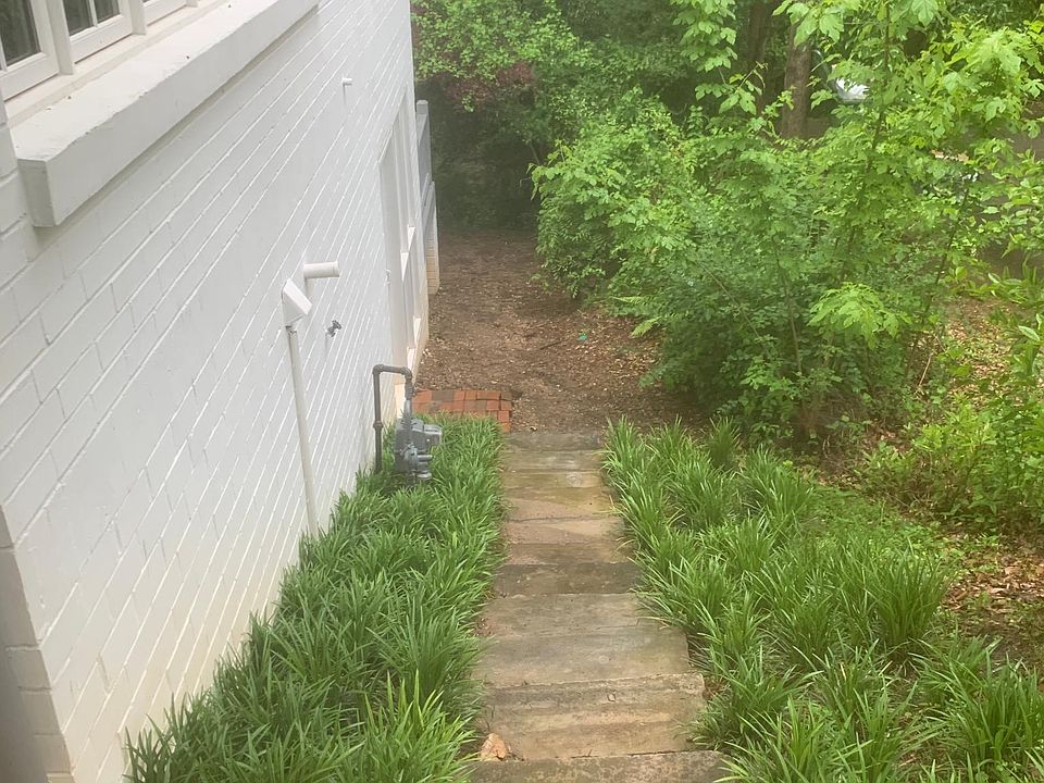 Side stairs down to apartment