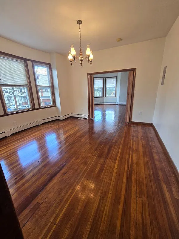 3 bed, 1.0 bath, 2016 sqft, $2,300 — Photo 2