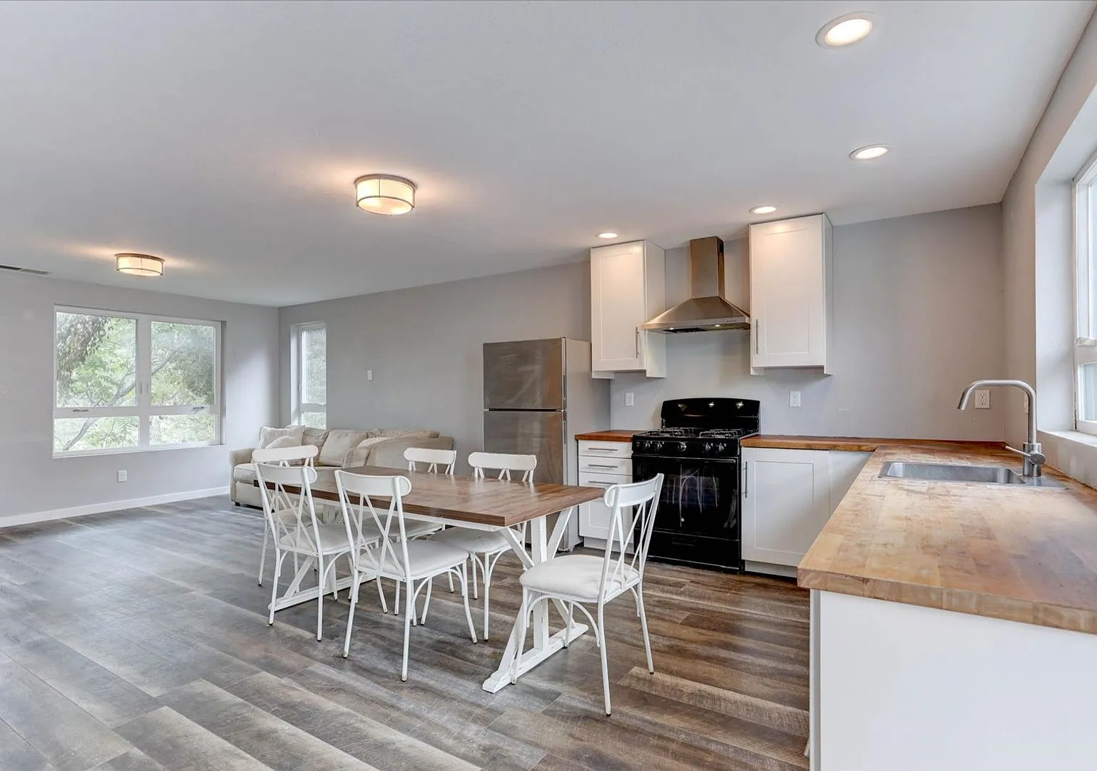 Smashing CU 3bed/2bath/Top Floor Unit — Photo 1