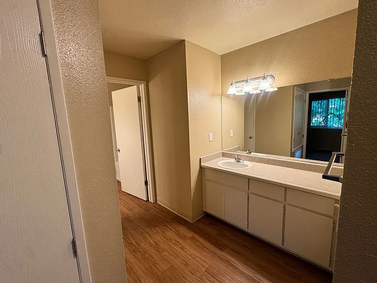 Acacia Apartments — Photo 34