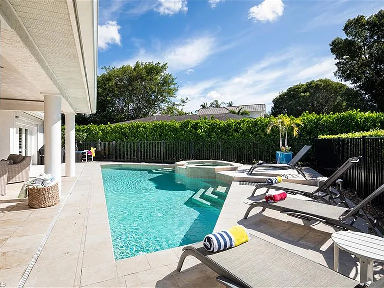420 Palm Cir E — Photo 14