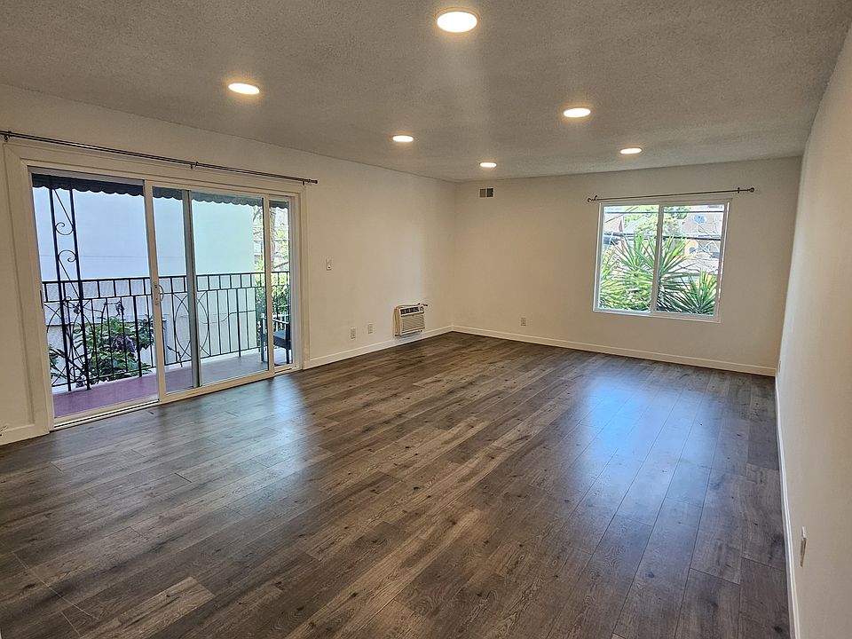 Living Room/Balcony