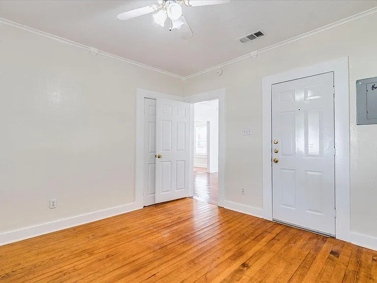 208 W Lockhart St — Photo 15