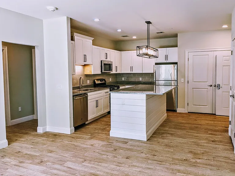 Essex Station Apartments — Photo 18