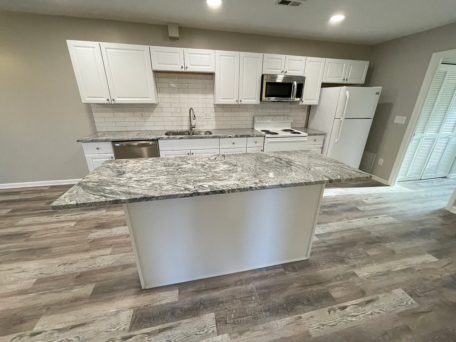 2 bed, 990 sqft, $1,450 — Photo 1