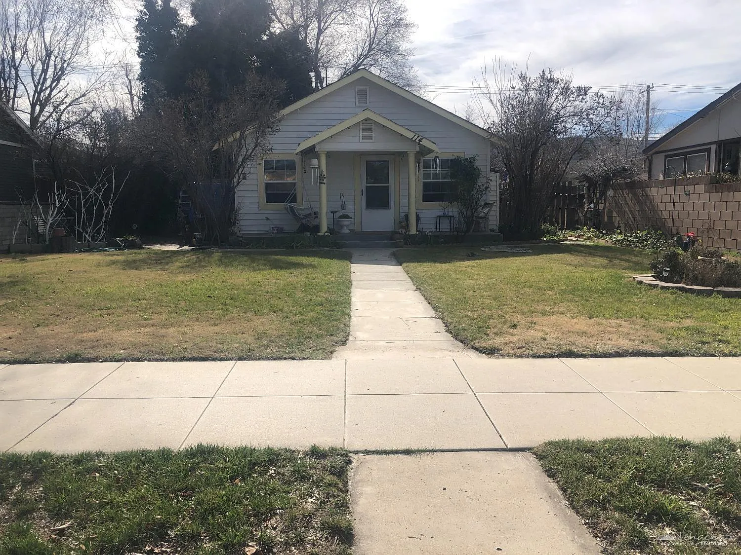 114 W D St photo 1