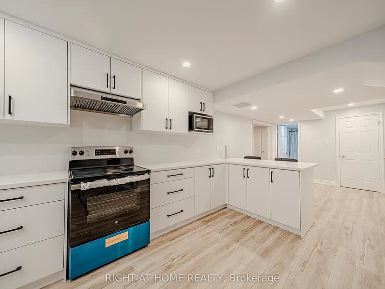 3 Glenayr Rd #LOWER — Photo 10
