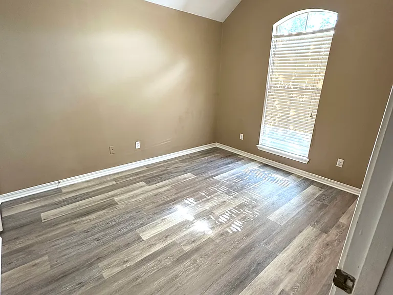 1621 Williamsburg Dr — Photo 12
