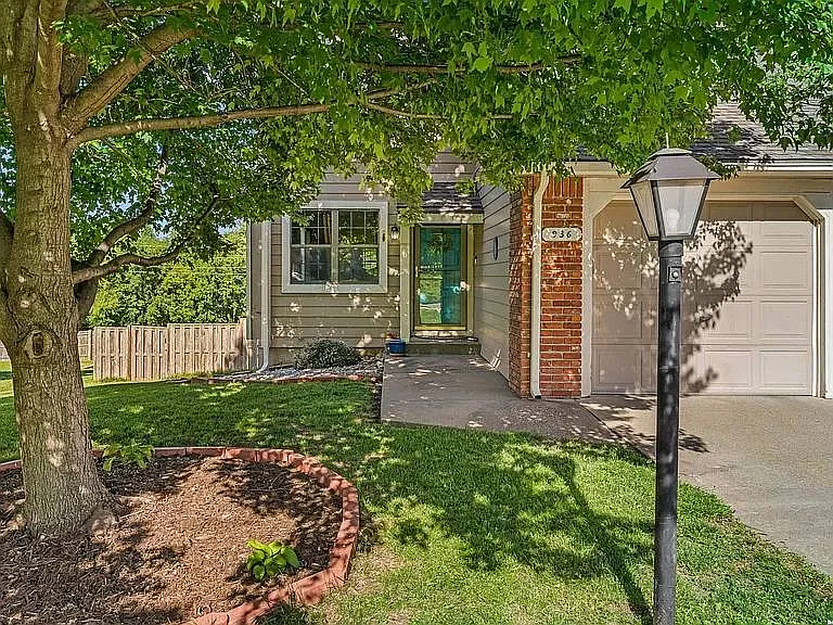 936 Alma Dr — Photo 2
