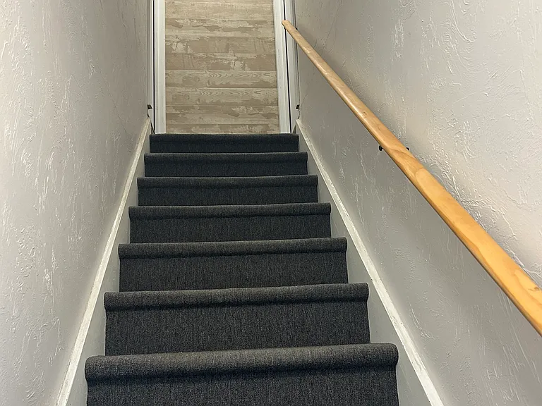 steps to 2nd floor apartment