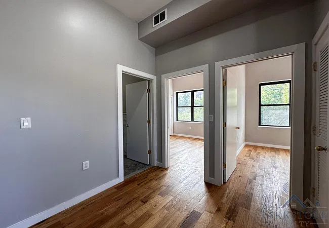 2 bed, 850 sqft, $2,100 — Photo 4