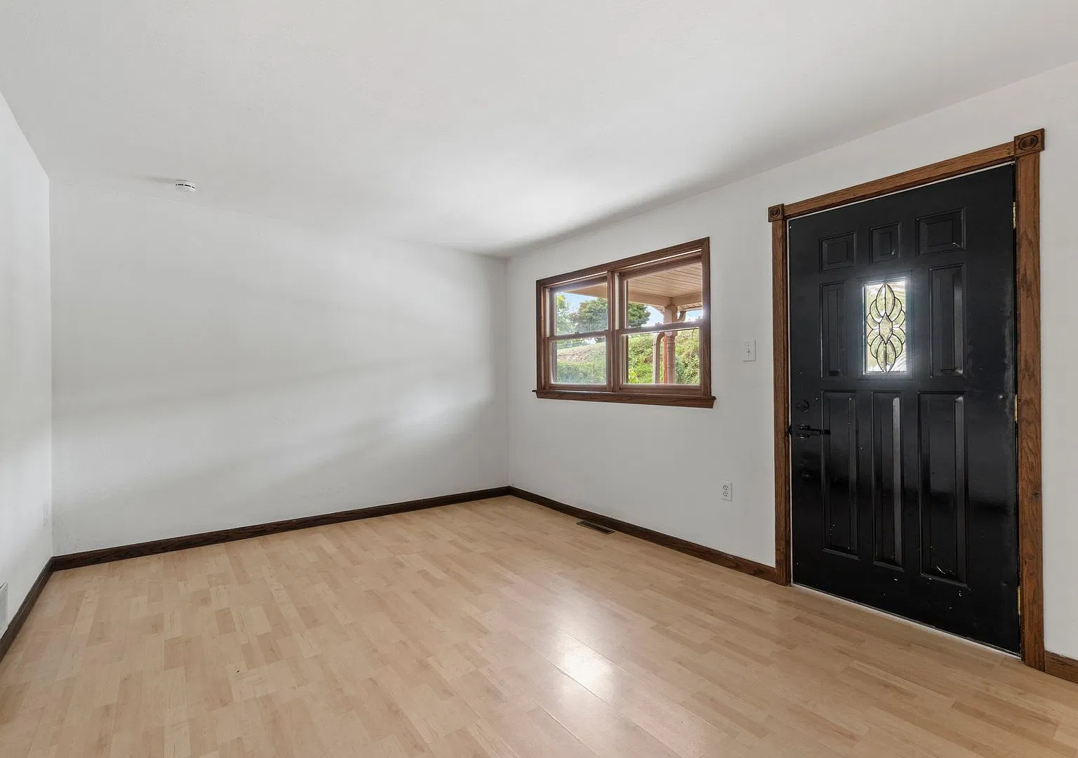 Available Now! Fully Renovated 2 Bedroom In Bethel Park! — Photo 4