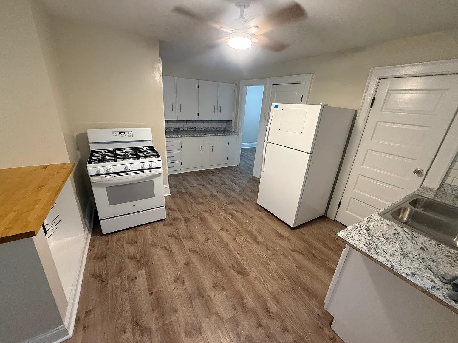 3 bed, 900 sqft, $1,300 — Photo 3