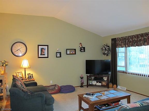 5th image of 11 Fox Hollow Ct