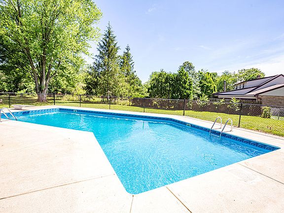2nd image of 417 Cloverwood Dr