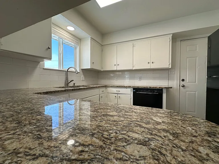 906 E Elm St — Photo 19