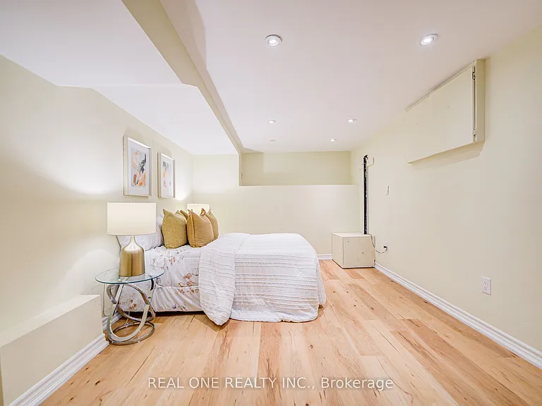 4052 Saint James Ave — Photo 39