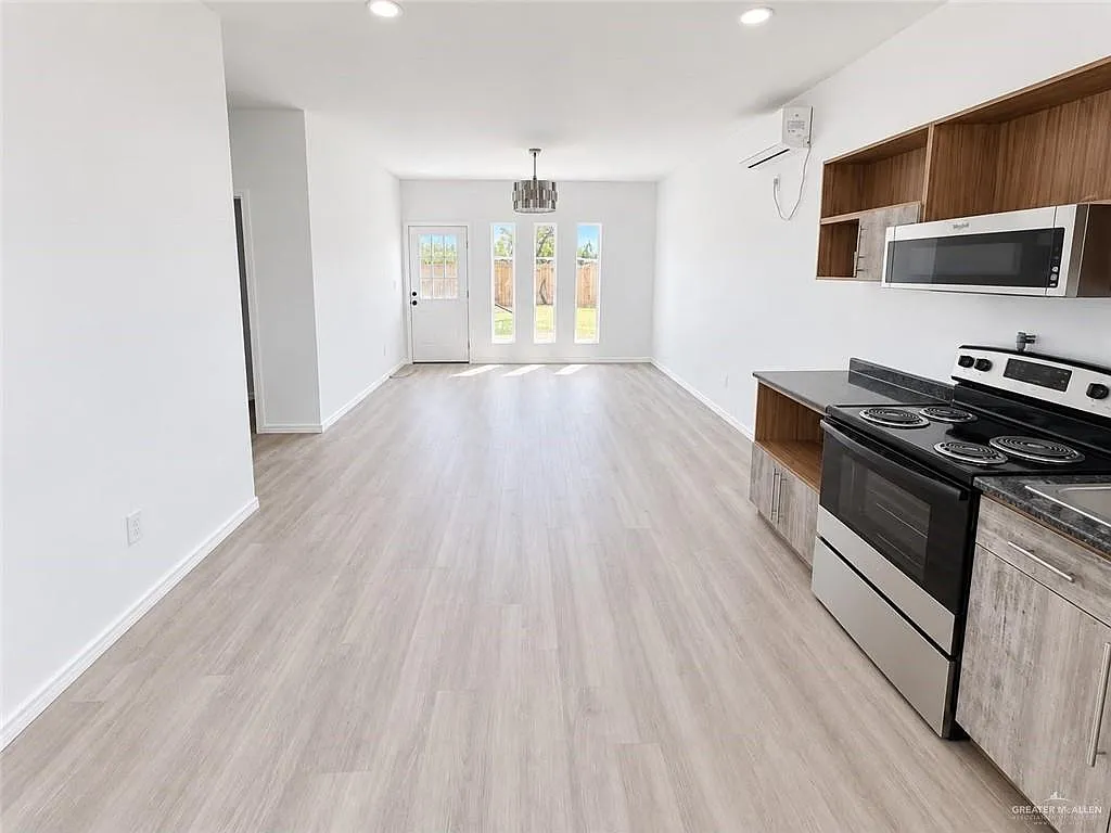 2 bed, 1.5 bath, 3463 sqft, $1,100 — Photo 2