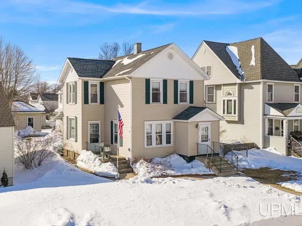 304 S 7th St, Escanaba, MI 49829