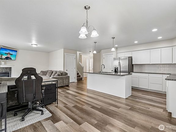 3rd image of 626 Stacey Place