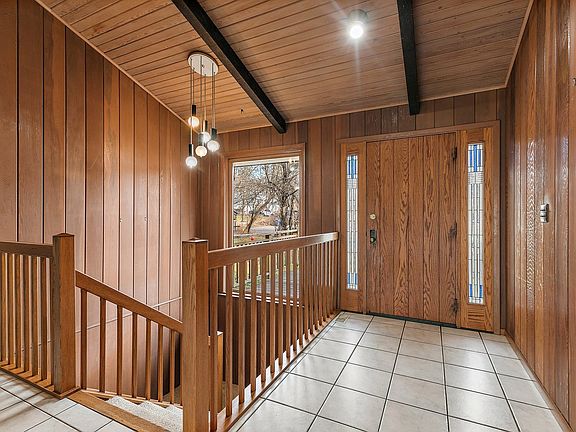 3rd image of 611 Hawthorne Ct