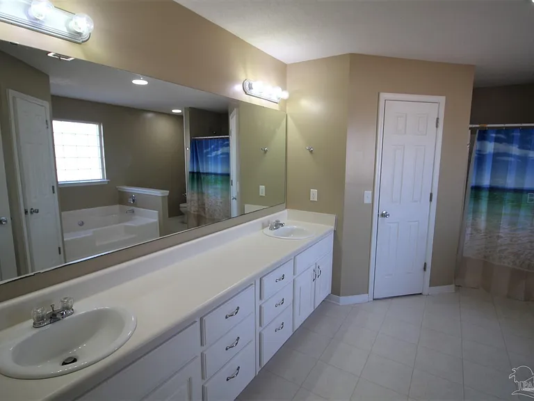 1100 Freeboard Blvd — Photo 11
