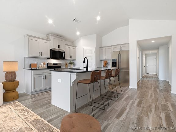 4th image of 4916 N Walnut Ave