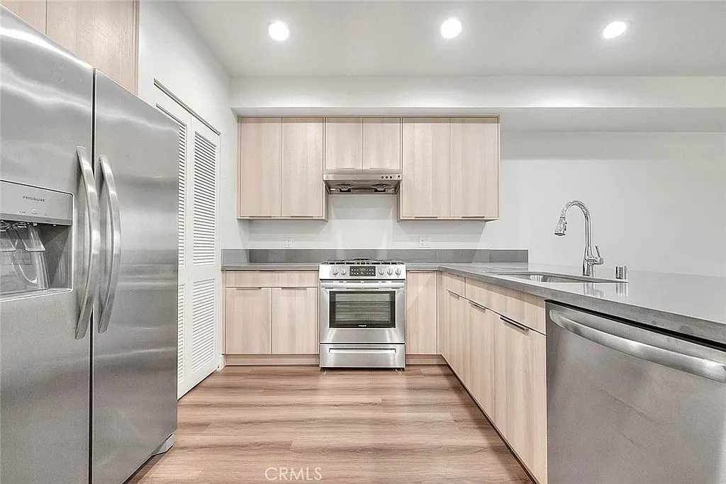 2 bed, 960 sqft, $2,472 — Photo 3
