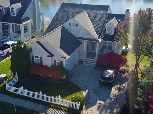 975 Watersedge Ct, Oxford, MI 48371