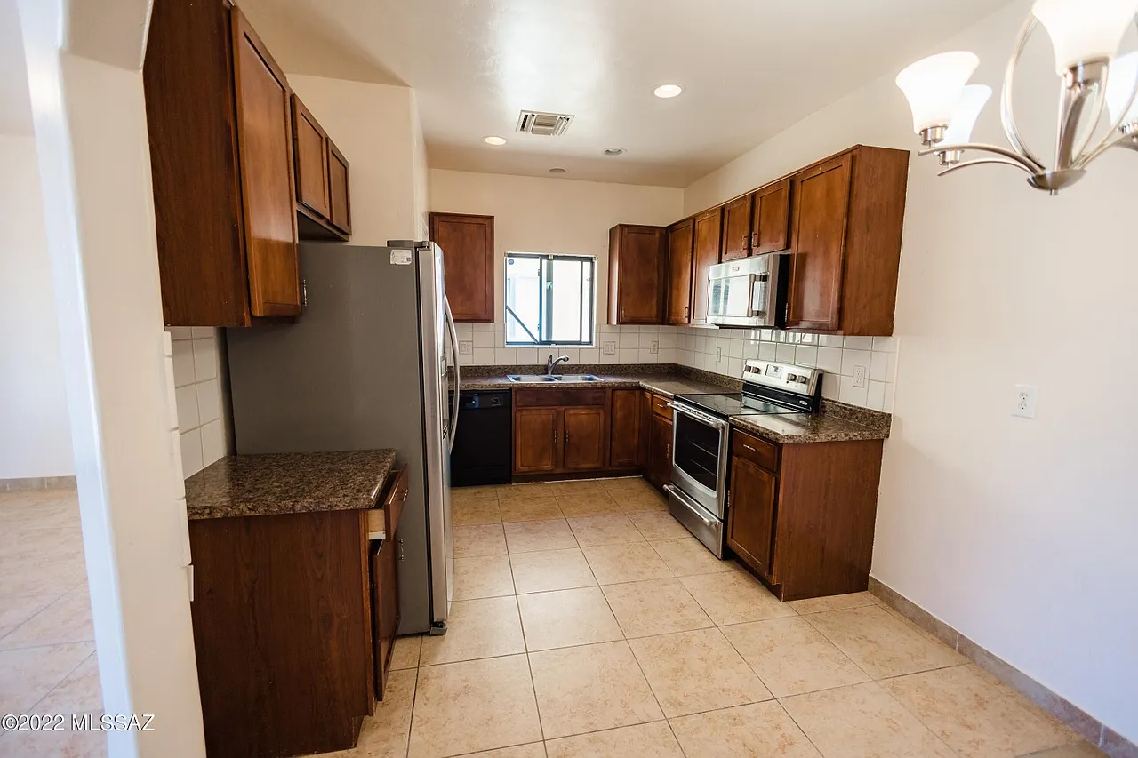 3 bed, 1454 sqft, $2,100 — Photo 2