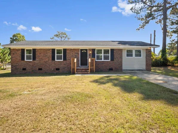 5269 Parkton Rd, Hope Mills, NC 28348