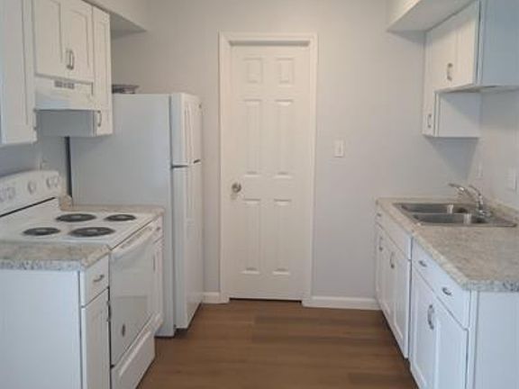 3rd image of 3011 Oxford Ln