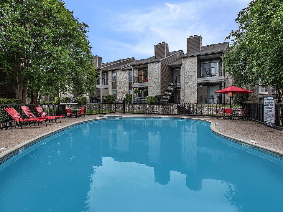 SHIMMERING SWIMMING POOL