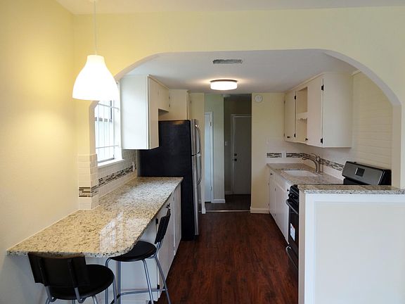 5th image of 2212 Greenwood Ave #B