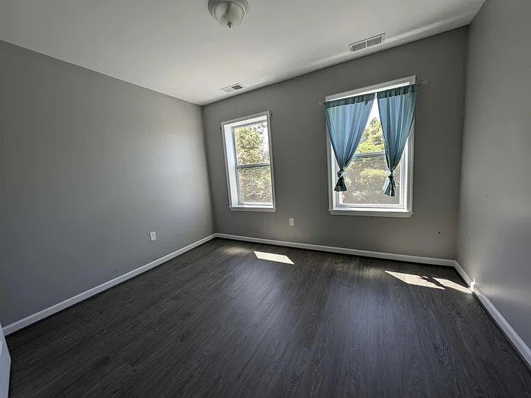 2118 E Hoffman St — Photo 24