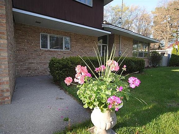 3rd image of 2074 Belmont Dr