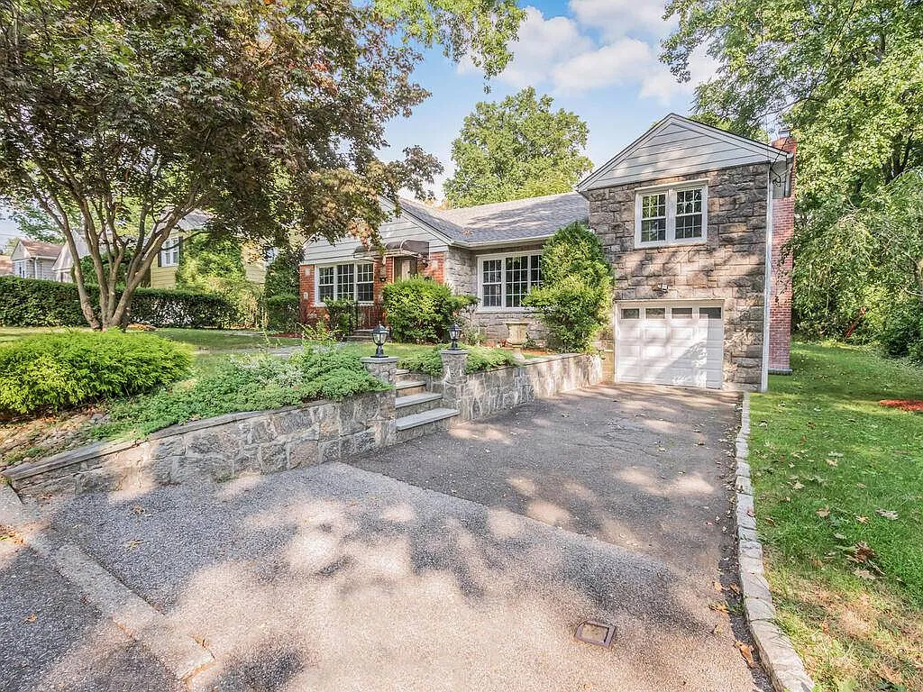 4 bed, 2.5 bath, 1689 sqft, $5,700 — Photo 3