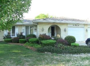 232 Waterford Dr, Willowbrook, IL 60527