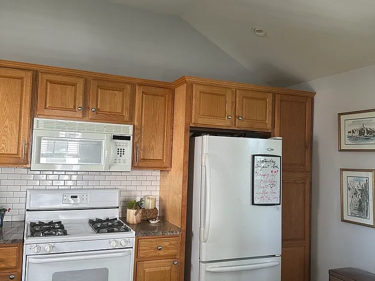 77 Wilson Ave — Photo 10