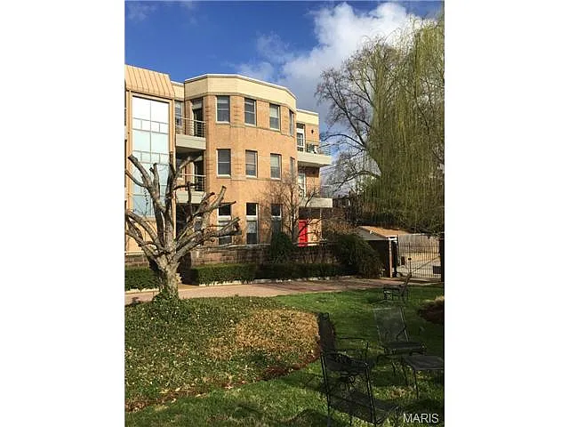 28 Taylor Place Dr photo 1
