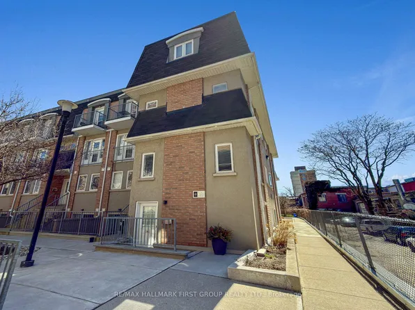 40 Merchant Ln #113, Toronto, ON M6P 4J6