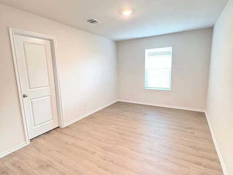 1144 Northfield Dr — Photo 2