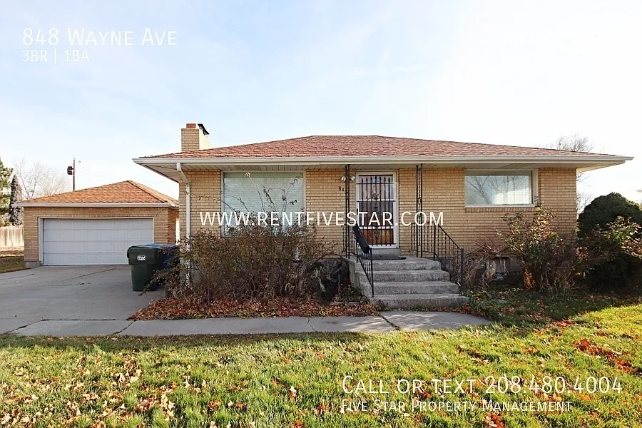 Spacious Upstairs Apartment in a Prime Central Location! — Photo 1