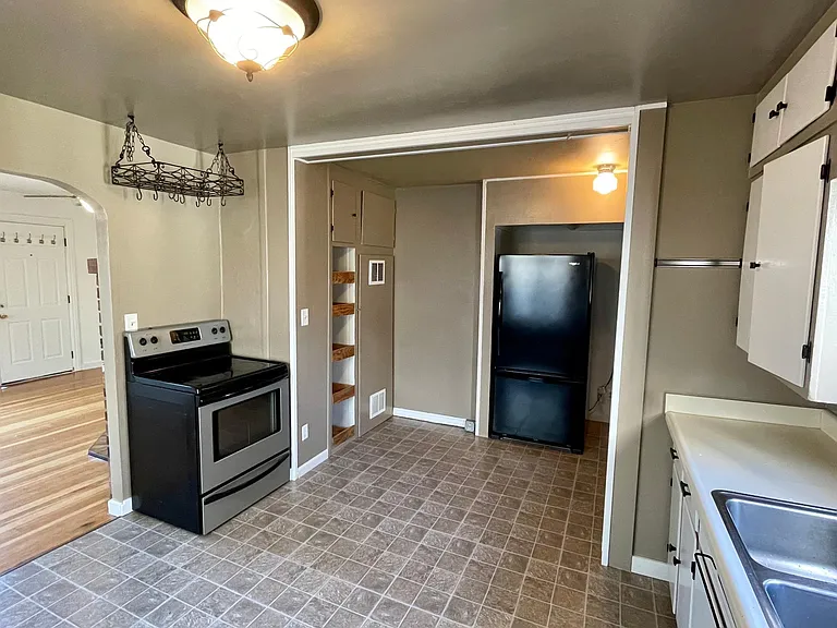 2425 Queen St — Photo 9