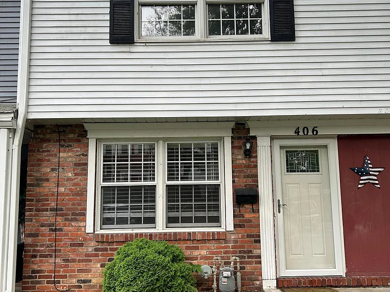 406 Hickory Cir — Photo 2