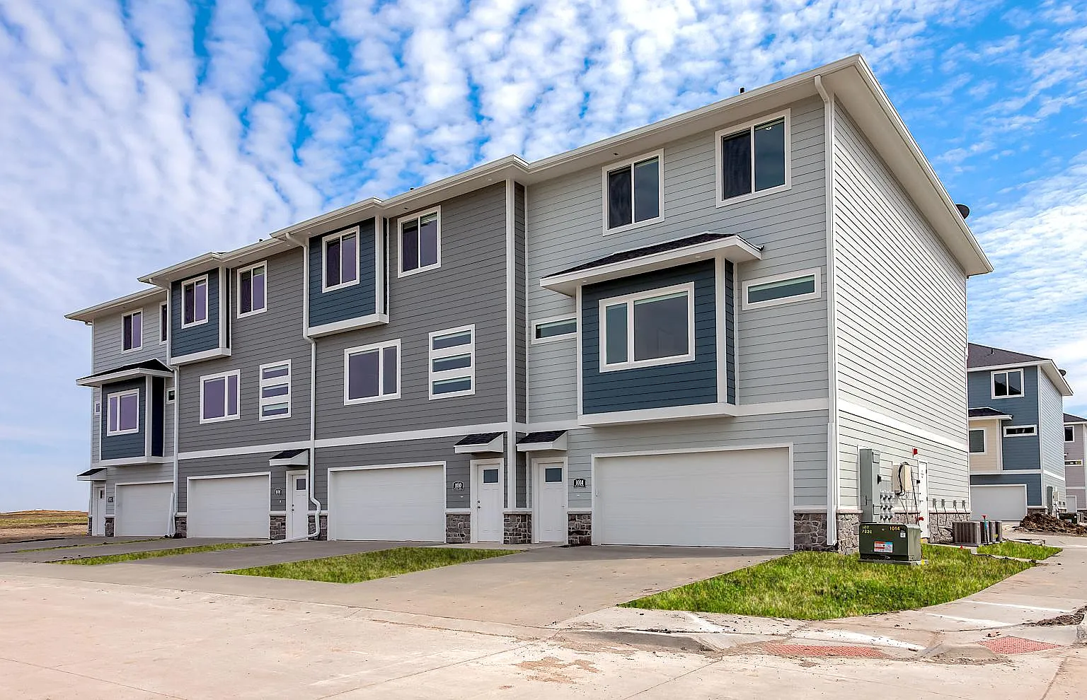 2 bed, 2.5 bath, 1272 sqft, $1,525 — Photo 1