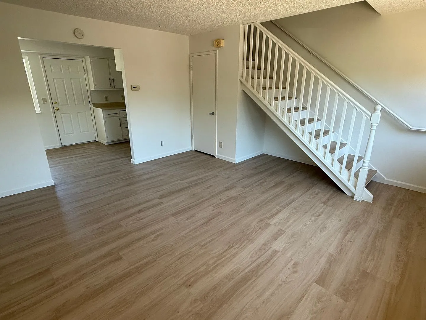 Edwards 1323 — Photo 2